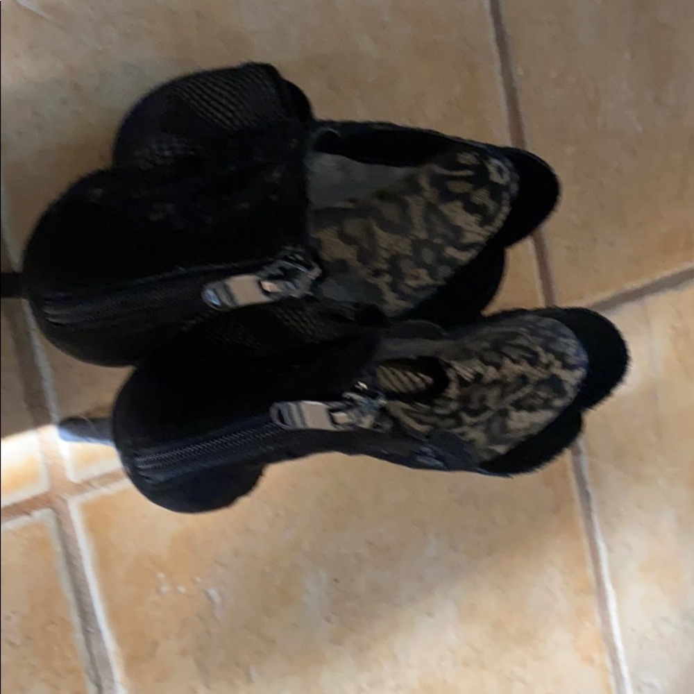 Shoes - Picture 2 of 6